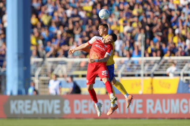 28.05.2026, xtgx, Fussball Aufstiegsspiele zur 3. Liga, 1. FC Lokomotive Leipzig - FC Würzburger Kickers, v.l. Dion Berisha (Würzburg, 29), Farid Abderrahmane (Lok Leipzig, 8) Zweikampf, Duell, Kampf, tackle (DFL DFB REGULATIONS PROHIBIT ANY USE OF PHOTOGRAPHS as IMAGE SEQUENCES and or QUASI-VIDEO) Leipzig