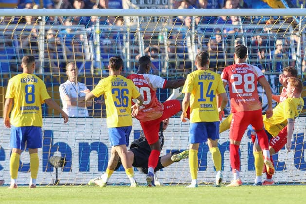 28.05.2026, xtgx, Fussball Aufstiegsspiele zur 3. Liga, 1. FC Lokomotive Leipzig - FC Würzburger Kickers, v.l. Andreas Naumann (Lok Leipzig, 1), Tarsis Bonga (Würzburg, 30) Zweikampf, Duell, Kampf, tackle Parade, haelt den Ball, faengt den Ball, pariert (DFL DFB REGULATIONS PROHIBIT ANY USE OF PHOTOGRAPHS as IMAGE SEQUENCES and or QUASI-VIDEO) Leipzig