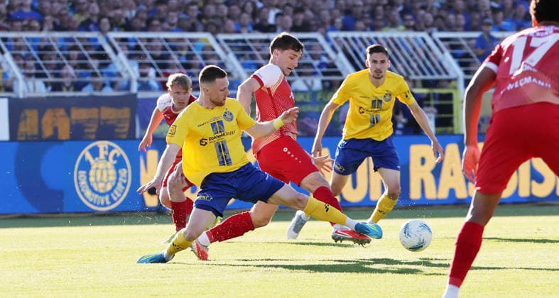 Leipzig, 28.05.2026, Bruno-Plache-Stadion, Fußball, Aufstiegspiele um den Aufstieg zut 3.Liga , Hinspiel , 1.FC Lokomotive Leipzig vs. Würzburger Kickers , Im Bild von links; Dorian Cevis (22, Lok), Tim Kraus (31, Würzburg). , Nur zur redaktionellen Nutzung. Only editorial use. NOFV DFB regulations prohibit any use of photographs as image sequences and or quasi-video. ,