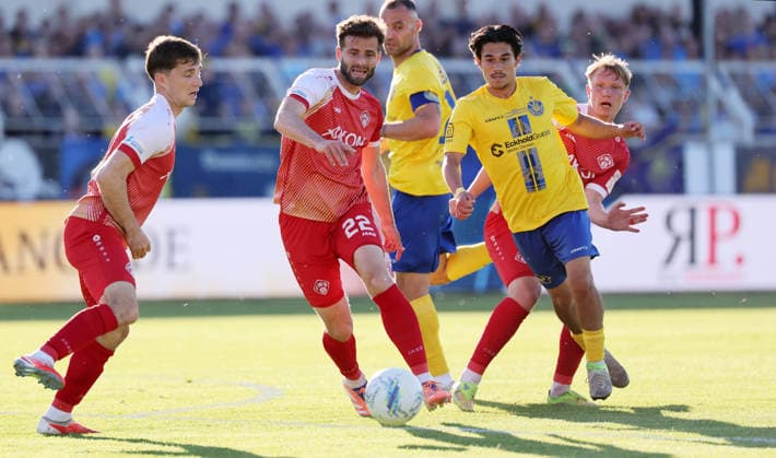 Leipzig, 28.05.2026, Bruno-Plache-Stadion, Fußball, Aufstiegspiele um den Aufstieg zut 3.Liga , Hinspiel , 1.FC Lokomotive Leipzig vs. Würzburger Kickers , Im Bild von links; Tim Kraus (31, Würzburg), Daniel Hägele Haegele (22, Würzburg), Djamal Ziane (13, Lok), Eren Öztürk Oeztuerk (30, Lok). , Nur zur redaktionellen Nutzung. Only editorial use. NOFV DFB regulations prohibit any use of photographs as image sequences and or quasi-video. ,