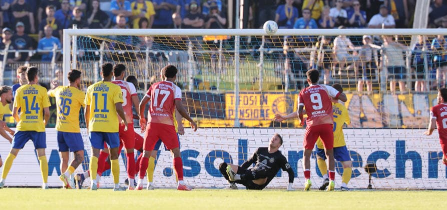 Leipzig, 28.05.2026, Bruno-Plache-Stadion, Fußball, Aufstiegspiele um den Aufstieg zut 3.Liga , Hinspiel , 1.FC Lokomotive Leipzig vs. Würzburger Kickers , Im Bild; Torchance für Würzburg. Torwart Andreas Naumann (1, Lok) lenkt den Ball an den Pfosten. , Nur zur redaktionellen Nutzung. Only editorial use. NOFV DFB regulations prohibit any use of photographs as image sequences and or quasi-video. ,