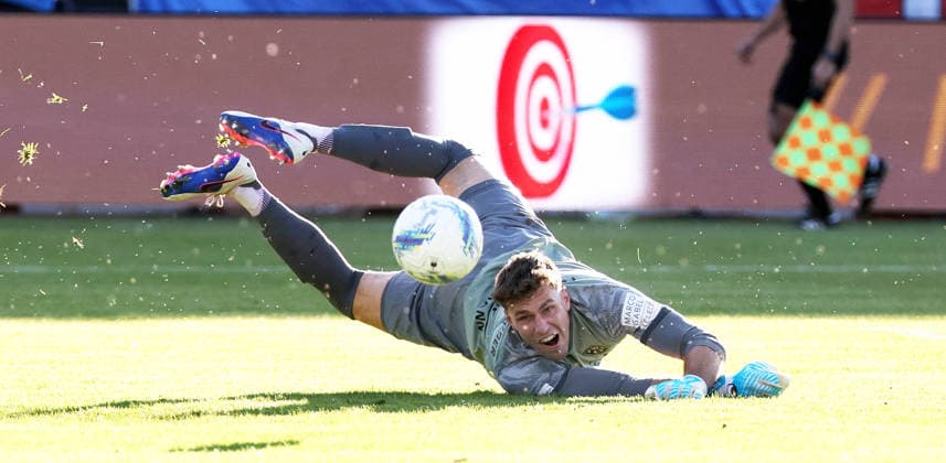 Leipzig, 28.05.2026, Bruno-Plache-Stadion, Fußball, Aufstiegspiele um den Aufstieg zut 3.Liga , Hinspiel , 1.FC Lokomotive Leipzig vs. Würzburger Kickers , Im Bild; Torchance für Lok Leipzig. Torwart Johann Hipper (1, Würzburg) pariert den Schuß von Eren Öztürk Oeztuerk (30, Lok). , Nur zur redaktionellen Nutzung. Only editorial use. NOFV DFB regulations prohibit any use of photographs as image sequences and or quasi-video. ,