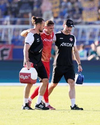 Leipzig, 28.05.2026, Bruno-Plache-Stadion, Fußball, Aufstiegspiele um den Aufstieg zut 3.Liga , Hinspiel , 1.FC Lokomotive Leipzig vs. Würzburger Kickers , Im Bild; Martin Thomann (14, Würzburg) muß wegen einer Verletzung behandelt und wenig später ausgewechselt werden. , Nur zur redaktionellen Nutzung. Only editorial use. NOFV DFB regulations prohibit any use of photographs as image sequences and or quasi-video. ,