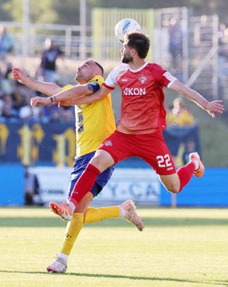 Leipzig, 28.05.2026, Bruno-Plache-Stadion, Fußball, Aufstiegspiele um den Aufstieg zut 3.Liga , Hinspiel , 1.FC Lokomotive Leipzig vs. Würzburger Kickers , Im Bild von links; Djamal Ziane (13, Lok), Daniel Hägele Haegele (22, Würzburg). , Nur zur redaktionellen Nutzung. Only editorial use. NOFV DFB regulations prohibit any use of photographs as image sequences and or quasi-video. ,