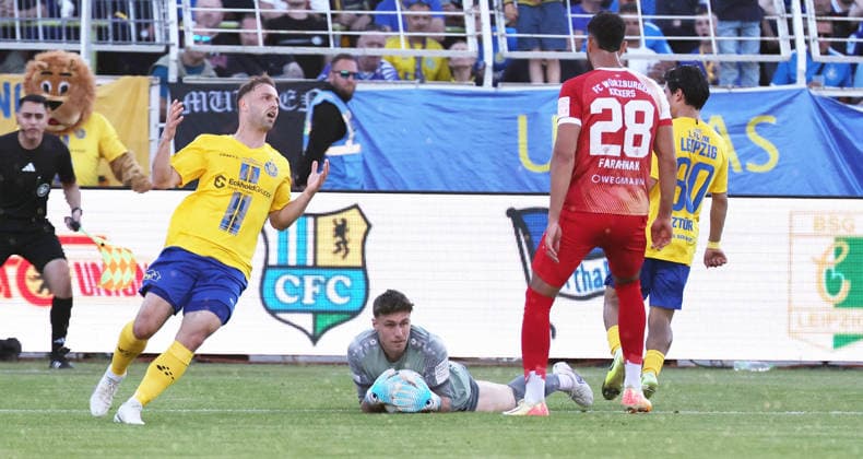 Leipzig, 28.05.2026, Bruno-Plache-Stadion, Fußball, Aufstiegspiele um den Aufstieg zut 3.Liga , Hinspiel , 1.FC Lokomotive Leipzig vs. Würzburger Kickers , Im Bild; Torwart Johann Hipper (1, Würzburg) fasst den Ball vor Tobias Dombrowa (34, Lok). , Nur zur redaktionellen Nutzung. Only editorial use. NOFV DFB regulations prohibit any use of photographs as image sequences and or quasi-video. ,