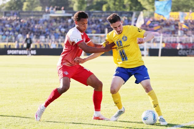 Leipzig, 28.05.2026, Bruno-Plache-Stadion, Fußball, Aufstiegspiele um den Aufstieg zut 3.Liga , Hinspiel , 1.FC Lokomotive Leipzig vs. Würzburger Kickers , Im Bild von links; Liam Omore (17, Würzburg), Alexander Siebeck (14, Lok). , Nur zur redaktionellen Nutzung. Only editorial use. NOFV DFB regulations prohibit any use of photographs as image sequences and or quasi-video. ,