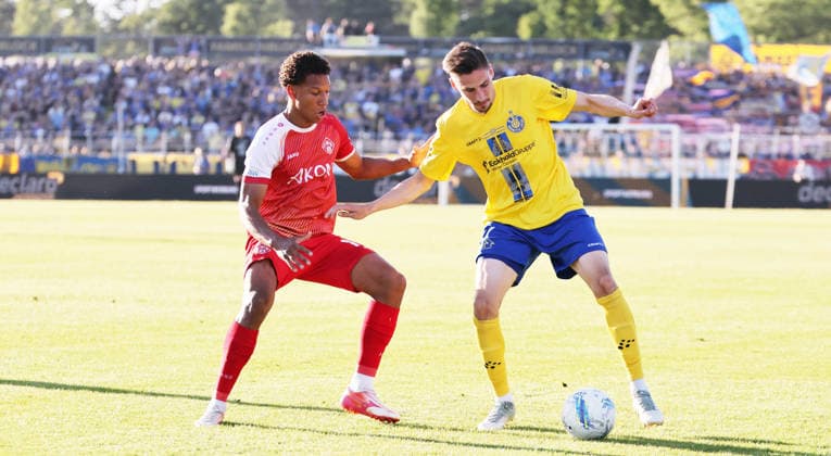 Leipzig, 28.05.2026, Bruno-Plache-Stadion, Fußball, Aufstiegspiele um den Aufstieg zut 3.Liga , Hinspiel , 1.FC Lokomotive Leipzig vs. Würzburger Kickers , Im Bild von links; Liam Omore (17, Würzburg), Alexander Siebeck (14, Lok). , Nur zur redaktionellen Nutzung. Only editorial use. NOFV DFB regulations prohibit any use of photographs as image sequences and or quasi-video. ,