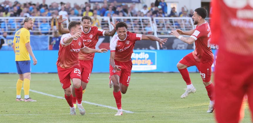 Leipzig, 28.05.2026, Bruno-Plache-Stadion, Fußball, Aufstiegspiele um den Aufstieg zut 3.Liga , Hinspiel , 1.FC Lokomotive Leipzig vs. Würzburger Kickers , Im Bild; Tor für Kickers Würzburg. Liam Omore (17, Würzburg) trifft per Kopf zum 0:1 und jubelt mit den Teamkollegen. , Nur zur redaktionellen Nutzung. Only editorial use. NOFV DFB regulations prohibit any use of photographs as image sequences and or quasi-video. ,