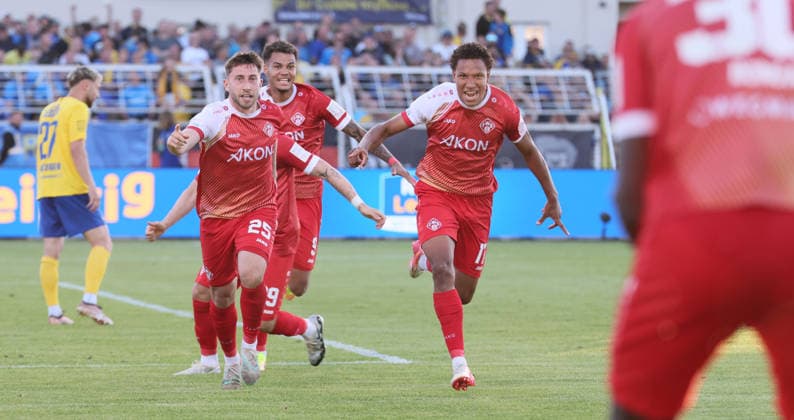 Leipzig, 28.05.2026, Bruno-Plache-Stadion, Fußball, Aufstiegspiele um den Aufstieg zut 3.Liga , Hinspiel , 1.FC Lokomotive Leipzig vs. Würzburger Kickers , Im Bild; Tor für Kickers Würzburg. Liam Omore (17, Würzburg) trifft per Kopf zum 0:1 und jubelt mit den Teamkollegen. , Nur zur redaktionellen Nutzung. Only editorial use. NOFV DFB regulations prohibit any use of photographs as image sequences and or quasi-video. ,