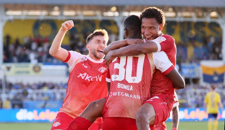 Leipzig, 28.05.2026, Bruno-Plache-Stadion, Fußball, Aufstiegspiele um den Aufstieg zut 3.Liga , Hinspiel , 1.FC Lokomotive Leipzig vs. Würzburger Kickers , Im Bild; Tor für Kickers Würzburg. Liam Omore (17, Würzburg) trifft per Kopf zum 0:1 und jubelt mit den Teamkollegen. , Nur zur redaktionellen Nutzung. Only editorial use. NOFV DFB regulations prohibit any use of photographs as image sequences and or quasi-video. ,