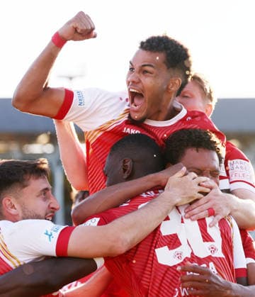 Leipzig, 28.05.2026, Bruno-Plache-Stadion, Fußball, Aufstiegspiele um den Aufstieg zut 3.Liga , Hinspiel , 1.FC Lokomotive Leipzig vs. Würzburger Kickers , Im Bild; Tor für Kickers Würzburg. Liam Omore (17, Würzburg) trifft per Kopf zum 0:1 und jubelt mit den Teamkollegen. , Nur zur redaktionellen Nutzung. Only editorial use. NOFV DFB regulations prohibit any use of photographs as image sequences and or quasi-video. ,