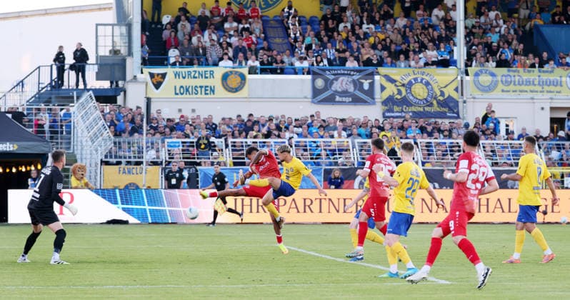 Leipzig, 28.05.2026, Bruno-Plache-Stadion, Fußball, Aufstiegspiele um den Aufstieg zut 3.Liga , Hinspiel , 1.FC Lokomotive Leipzig vs. Würzburger Kickers , Im Bild; Torchance für Würzburg. David Grözinger Groezinger (27, Lok) rettet vor Liam Omore (17, Würzburg). , Nur zur redaktionellen Nutzung. Only editorial use. NOFV DFB regulations prohibit any use of photographs as image sequences and or quasi-video. ,