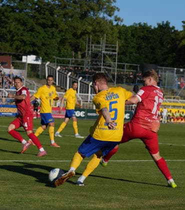 Lukas Wilton (1. FC Lokomotive Leipzig, 05) and Philipp Ochs (Würzburger Kickers, 13) battle 28.05.2026, FC Lokomotive Leipzig - Würzburger Kickers, Aufstiegsspiel, Regionalliga Promotion Final, Fussball, Regionalliga Nordost, Regionalliga West, GER, Leipzig, Bruno-Plache-Stadion DFL regulations prohibit any use of photographs as image sequences and or quasi-video. Leipzig Bruno-Plache-Stadion Sachsen GER Copyright: xBillmanxDubex