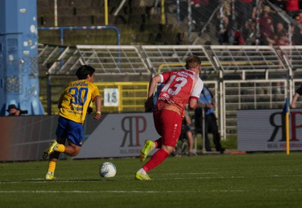 Eren Öztürk (1. FC Lokomotive Leipzig, 30) qnd Philipp Ochs (Würzburger Kickers, 13) duel 28.05.2026, FC Lokomotive Leipzig - Würzburger Kickers, Aufstiegsspiel, Regionalliga Promotion Final, Fussball, Regionalliga Nordost, Regionalliga West, GER, Leipzig, Bruno-Plache-Stadion DFL regulations prohibit any use of photographs as image sequences and or quasi-video. Leipzig Bruno-Plache-Stadion Sachsen GER Copyright: xBillmanxDubex
