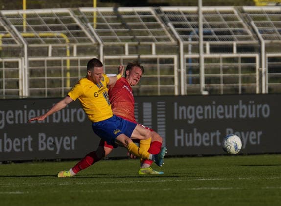 Daniel Hägele (Würzburger Kickers, 22) and Philipp Ochs (Würzburger Kickers, 13) duel 28.05.2026, FC Lokomotive Leipzig - Würzburger Kickers, Aufstiegsspiel, Regionalliga Promotion Final, Fussball, Regionalliga Nordost, Regionalliga West, GER, Leipzig, Bruno-Plache-Stadion DFL regulations prohibit any use of photographs as image sequences and or quasi-video. Leipzig Bruno-Plache-Stadion Sachsen GER Copyright: xBillmanxDubex