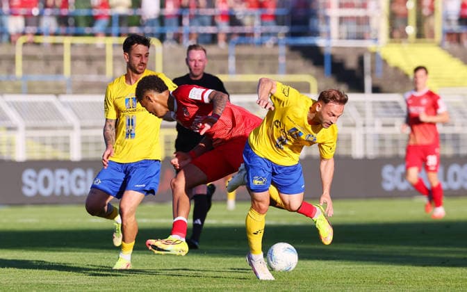 Leipzig, 28.05.2026, Bruno-Plache-Stadion,Fußball, HIN Aufstiegsspiel zur 3. Liga , 1. FC LOK LEIPZIG vs. FWK WÜRZBURGER KICKERS , Im Bild v.l.: Filip Kusic (36, Lok), Jermain Nischalke (9, Würzburg) und Tobias Dombrowa (34, Lok) ,