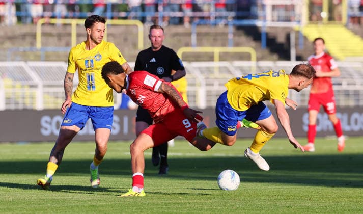 Leipzig, 28.05.2026, Bruno-Plache-Stadion,Fußball, HIN Aufstiegsspiel zur 3. Liga , 1. FC LOK LEIPZIG vs. FWK WÜRZBURGER KICKERS , Im Bild v.l.: Filip Kusic (36, Lok), Jermain Nischalke (9, Würzburg) und Tobias Dombrowa (34, Lok) ,