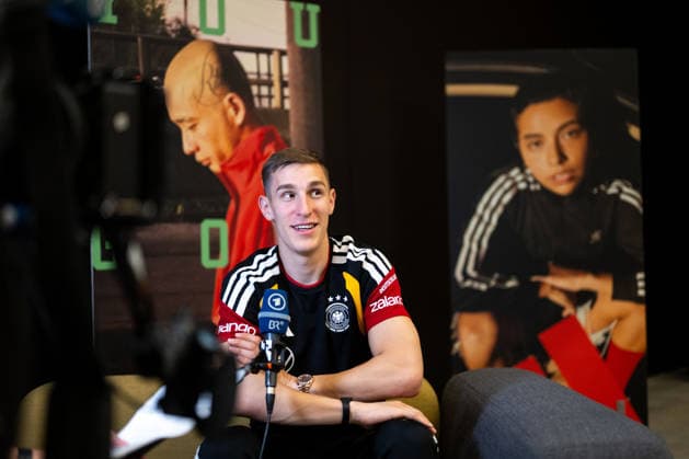 GER, Fußball Herren Nationalmannschaft Deutschland, Training, 28.05.2026, Adidas Homeground, Herzogenaurach, GER, Fußball Herren Nationalmannschaft Deutschland, Medienstunde, im Bild Nico Schlotterbeck (Deutschland, 15) bei der ARD Sportschau Bayerischer Rundfunk,