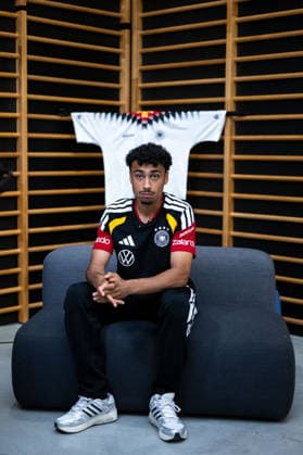 GER, Fußball Herren Nationalmannschaft Deutschland, Training, 28.05.2026, Adidas Homeground, Herzogenaurach, GER, Fußball Herren Nationalmannschaft Deutschland, Medienstunde, im Bild Nathaniel Brown (Deutschland, 18) vor Trikot,