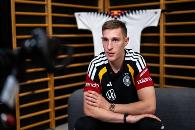 GER, Fußball Herren Nationalmannschaft Deutschland, Training, 28.05.2026, Adidas Homeground, Herzogenaurach, GER, Fußball Herren Nationalmannschaft Deutschland, Medienstunde, im Bild Nico Schlotterbeck (Deutschland, 15) vor Trikot,