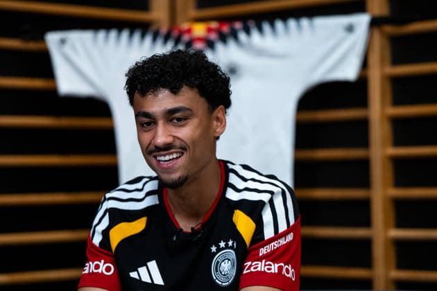 GER, Fußball Herren Nationalmannschaft Deutschland, Training, 28.05.2026, Adidas Homeground, Herzogenaurach, GER, Fußball Herren Nationalmannschaft Deutschland, Medienstunde, im Bild Nathaniel Brown (Deutschland, 18), dahinter Trikot,