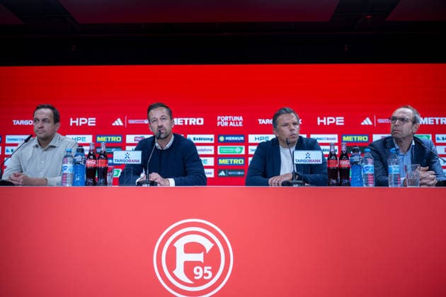 Kai Niemann (Fortuna Duesseldorf, Direktor Kommunikation), Bjoern Borgerding (Fortuna Duesseldorf, Aufsichtsratsvorsitzende), Samir Arabi (Fortuna Duesseldorf, Sportvorstand) und Alexander Jobst (Fortuna Duesseldorf, Vorstandsvorsitzender) auf der PK. Pressekonferenz Fortuna Duesseldorf, Vorstellung des neuen Sportvorstandes, 3. Liga, Fussball, Saison 2026 2027, 28.05.2026 Pressekonferenz Fortuna Duesseldorf, 3. Liga, Saison 2025 2026, 29.05.2026 Duesseldorf Copyright: xEibner-Pressefoto ThomasxHaeslerx EP_THR