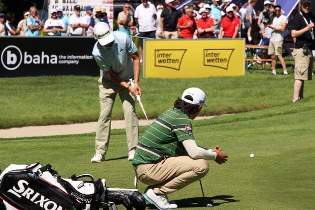 KITZBUEHEL, AUSTRIA - MAY 29: LAWRENCE, Thriston (RSA), watched by STEINLECHNER, Maximilian (AUT) at the Austrian Alpine Open presented by Kitzbuehel Tirol, DP World TOUR, Round 2 on May 29, 2026 in Kitzbuehel, Austria.DP World Tour Austrian Alpine Open, Kitzbuehel, 29.05.2026 Tirol Austria Copyright: xPhotographer:xNilsxKoepkex