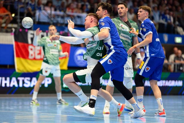 Lasse Andersson (Fuechse Berlin, 11) kann sich gegen Justin Kurch (ThSV Eisenach, 52) durchsetzen. GER, ThSV Eisenach gegen Fuechse Berlin, 1. Daikin Handballbundesliga, Handball, 30. Spieltag, Saison 2025 2026, 29.05.2026 GER, ThSV Eisenach gegen Fuechse Berlin, 1. Daikin Handballbundesliga, Handball, 30. Spieltag, Saison 2025 2026, 29.05.2026 Eisenach Copyright: xEibner-Pressefoto MartinxHerbstx EP_MHT