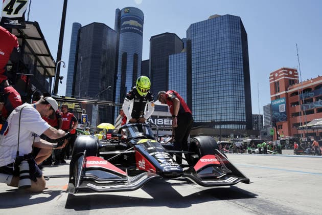 Mike Schumacher (GER) steigt vor der imposanten GM Hauptgebaeude in seinen Honda 47 ein, 1. freies Training, Team Rahal Letterman Lanigan Racing, Detroit, Michigan, USA, 29.05.2026, IndyCar, Indy Car, IRL, USA Serie, fotografiert von seinem Content Kreator links