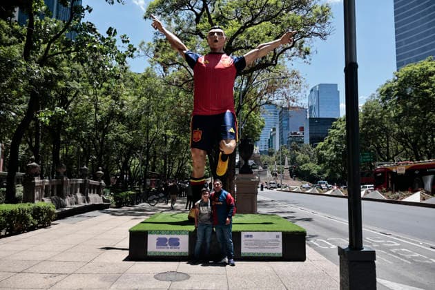 May 29, 2026, Mexico City, Cdmx, Mexico: Millions of tourists and Mexicans stroll along Paseo de la Reforma Avenue throughout the year, as it s one of the city s main tourist routes, home to the Angel of Independence. But these days, it s filled with art in anticipation of the opening of the third FIFA World Cup, WM, Weltmeisterschaft, Fussball 2026. Giant figures of soccer players have been placed along the avenue so that soccer fans can take photos alone or with their families to commemorate the next biggest sporting event in the world. Mexico City Mexico - ZUMAp204 20260529_zip_p204_089 Copyright: xJosuexPerezx