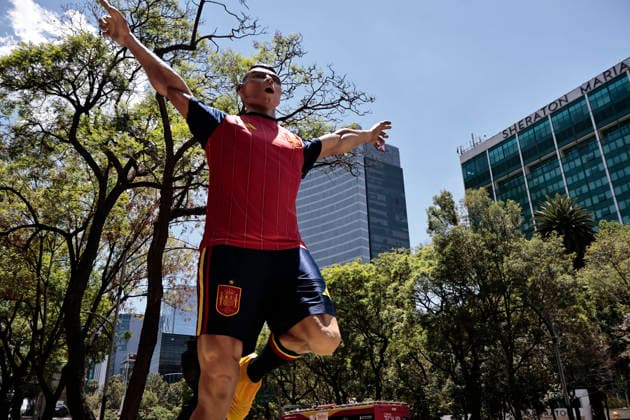 May 29, 2026, Mexico City, Cdmx, Mexico: Millions of tourists and Mexicans stroll along Paseo de la Reforma Avenue throughout the year, as it s one of the city s main tourist routes, home to the Angel of Independence. But these days, it s filled with art in anticipation of the opening of the third FIFA World Cup, WM, Weltmeisterschaft, Fussball 2026. Giant figures of soccer players have been placed along the avenue so that soccer fans can take photos alone or with their families to commemorate the next biggest sporting event in the world. Mexico City Mexico - ZUMAp204 20260529_zip_p204_090 Copyright: xJosuexPerezx