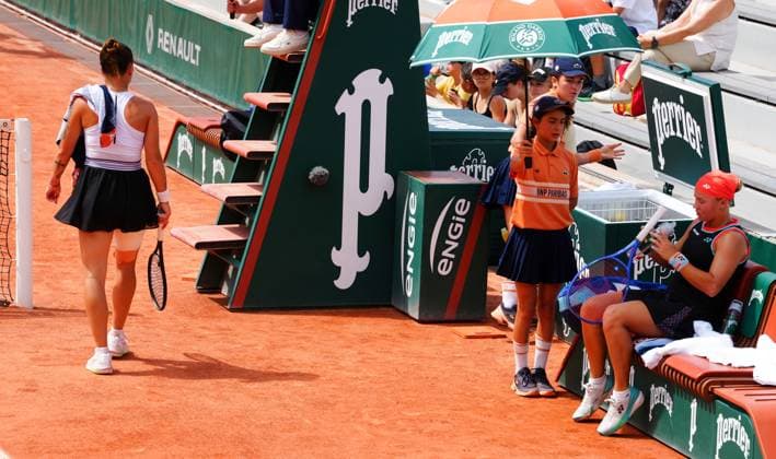 Oleksandra Oliynykova walks past her opponent Diana Shnaider during their third round match French Open Tennis, Day Seven, Tennis, Roland Garros, Paris, France - 30 May 2026Paris Roland Garros France EDITORIAL USE ONLY No use with unauthorised audio, video, data, fixture lists, club league logos or live services. Online in-match use limited to 120 images, no video emulation. No use in betting, games or single club league player publications. Copyright: xJavierxGarcia Shutterstockx 16898316a