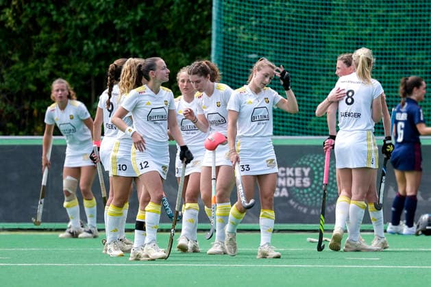Spielerinnen vom Harvestehuder THC (HTHC), enttäuscht über die Niederlage, Enttäuschung nach dem Schlusspfiff, Highlight, Verlierer, verloren, Frustration, disappointed, pessimistisch, 30.05.2026, Bonn (Deutschland), Hockey, Deutsche Meisterschaft, Halbfinale, Damen, Mannheimer HC - Harvestehuder THC