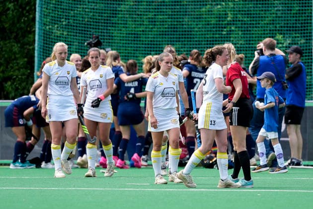 Spielerinnen vom Harvestehuder THC (HTHC), enttäuscht über die Niederlage, Enttäuschung nach dem Schlusspfiff, Highlight, Verlierer, verloren, Frustration, disappointed, pessimistisch, 30.05.2026, Bonn (Deutschland), Hockey, Deutsche Meisterschaft, Halbfinale, Damen, Mannheimer HC - Harvestehuder THC