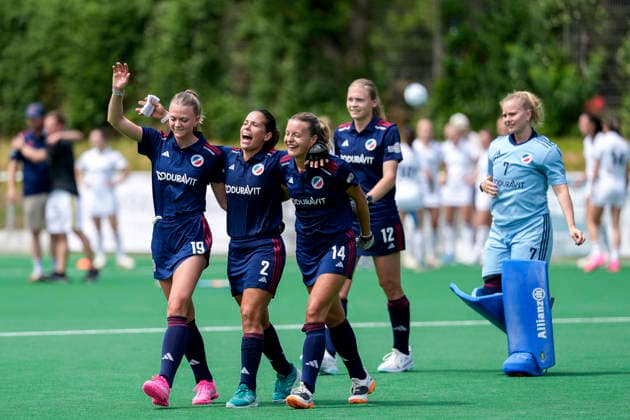 v.li.: Verena Neumann (MHC, 19), Lucina von der Heyde (MHC, 2), Aina Lilly Kresken (MHC, 14), Ines Wanner (MHC, 12), Leonie Weißenberger (Weissenberger, Torhüterin, Torwart, MHC, 7), Spielerinnen vom Mannheimer HC (MHC), Jubel nach dem Schlusspfiff, Freude über den Sieg, Sieger, Gewinner, jubelt, jubeln, fröhlich, positiv, freut sich, freuen, optimistisch, Highlight, Action, Aktion, 30.05.2026, Bonn (Deutschland), Hockey, Deutsche Meisterschaft, Halbfinale, Damen, Mannheimer HC - Harvestehuder THC