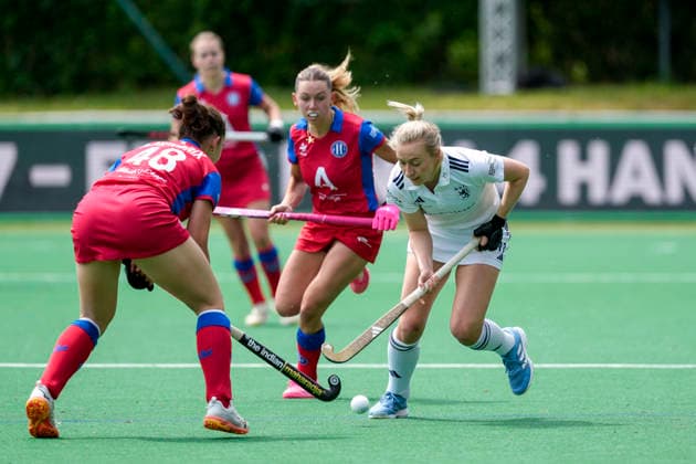 v.li.: Antonia Hendrix (GTHGC, 48), Charlotte Hendrix (GTHGC, 14), Sara Strauss (DHC, 11), Zweikampf, Spielszene, Duell, duel, tackle, tackling, Dynamik, Action, Aktion, 30.05.2026, Bonn (Deutschland), Hockey, Deutsche Meisterschaft, Halbfinale, Damen, Großflottbeker THGC - Düsseldorfer HC