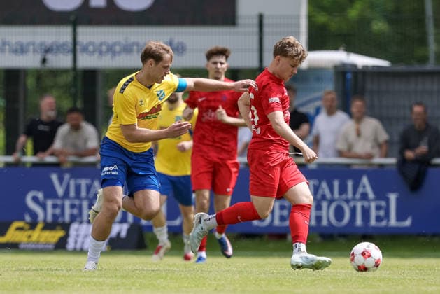 v.li.: Mats Jonathan Klüver (SV Todesfelde, 10) und Dennis Brendow (Blumenthaler SV, 15) im Zweikampf, Duell, Dynamik, Aktion, Action, Spielszene, 30.05.2026, Todesfelde (Deutschland), Fussball, Aufstiegsrunde Regionalliga Nord, SV Todesfelde - Blumenthaler SV