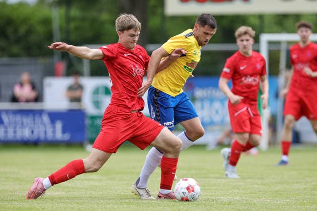 v.li.: Paul Lentz (Blumenthaler SV, 23) und Mirko Boland (SV Todesfelde, 31) im Zweikampf, Duell, Dynamik, Aktion, Action, Spielszene, 30.05.2026, Todesfelde (Deutschland), Fussball, Aufstiegsrunde Regionalliga Nord, SV Todesfelde - Blumenthaler SV