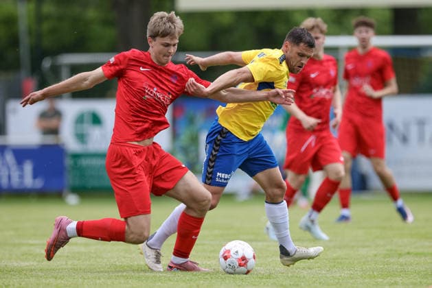 v.li.: Paul Lentz (Blumenthaler SV, 23) und Mirko Boland (SV Todesfelde, 31) im Zweikampf, Duell, Dynamik, Aktion, Action, Spielszene, 30.05.2026, Todesfelde (Deutschland), Fussball, Aufstiegsrunde Regionalliga Nord, SV Todesfelde - Blumenthaler SV