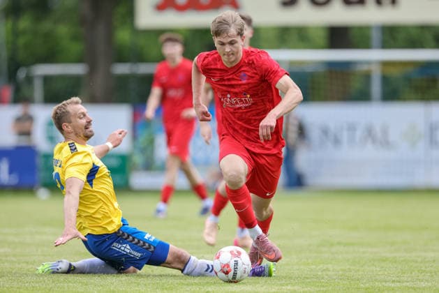 v.li.: Christian Rave (SV Todesfelde, 13) und Paul Lentz (Blumenthaler SV, 23) im Zweikampf, Duell, Dynamik, Aktion, Action, Spielszene, 30.05.2026, Todesfelde (Deutschland), Fussball, Aufstiegsrunde Regionalliga Nord, SV Todesfelde - Blumenthaler SV
