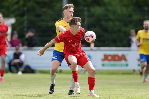 v.li.: Pawel Erfmann (SV Todesfelde, 6) und Florian Brahtz (Blumenthaler SV, 7) im Zweikampf, Duell, Dynamik, Aktion, Action, Spielszene, 30.05.2026, Todesfelde (Deutschland), Fussball, Aufstiegsrunde Regionalliga Nord, SV Todesfelde - Blumenthaler SV