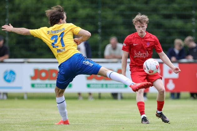 v.li.: Maximilian Sergio Musci (SV Todesfelde, 21) und Florian Brahtz (Blumenthaler SV, 7) im Zweikampf, Duell, Dynamik, Aktion, Action, Spielszene, 30.05.2026, Todesfelde (Deutschland), Fussball, Aufstiegsrunde Regionalliga Nord, SV Todesfelde - Blumenthaler SV