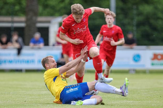 v.li.: Christian Rave (SV Todesfelde, 13) und Dennis Brendow (Blumenthaler SV, 15) im Zweikampf, Duell, Dynamik, Aktion, Action, Spielszene, 30.05.2026, Todesfelde (Deutschland), Fussball, Aufstiegsrunde Regionalliga Nord, SV Todesfelde - Blumenthaler SV