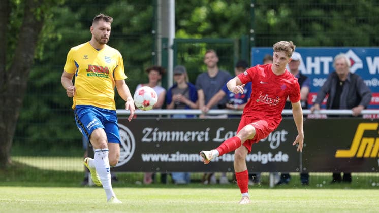 v.li.: Morten Liebert (SV Todesfelde, 11) und Florian Brahtz (Blumenthaler SV, 7) am Ball, Einzelbild, Ganzkörper, Aktion, Action, Spielszene, 30.05.2026, Todesfelde (Deutschland), Fussball, Aufstiegsrunde Regionalliga Nord, SV Todesfelde - Blumenthaler SV