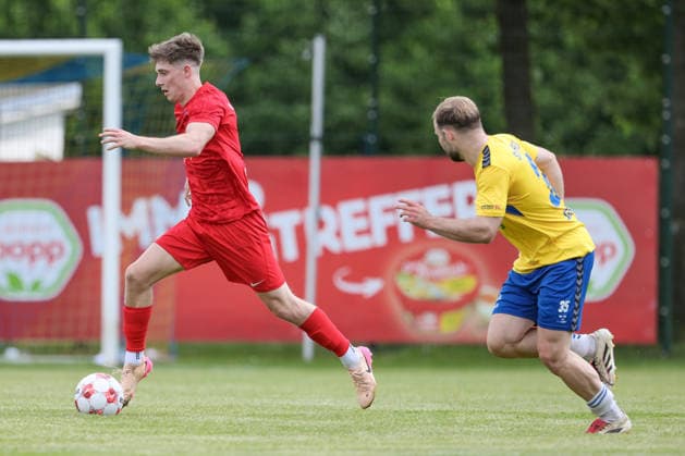 v.li.: Florian Brahtz (Blumenthaler SV, 7) am Ball, Einzelbild, Ganzkörper, Aktion, Action, Spielszene und Jan-Marc Schneider (SV Todesfelde, 35), 30.05.2026, Todesfelde (Deutschland), Fussball, Aufstiegsrunde Regionalliga Nord, SV Todesfelde - Blumenthaler SV