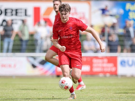 Tristan Schaper (Blumenthaler SV, 9) am Ball, Einzelbild, Ganzkörper, Aktion, Action, Spielszene, 30.05.2026, Todesfelde (Deutschland), Fussball, Aufstiegsrunde Regionalliga Nord, SV Todesfelde - Blumenthaler SV
