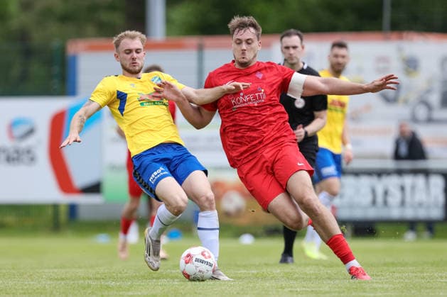 v.li.: Tyler Körting (SV Todesfelde, 25) und Kilian Lammers (Blumenthaler SV, 13) im Zweikampf, Duell, Dynamik, Aktion, Action, Spielszene, 30.05.2026, Todesfelde (Deutschland), Fussball, Aufstiegsrunde Regionalliga Nord, SV Todesfelde - Blumenthaler SV