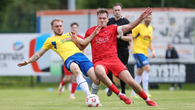 v.li.: Tyler Körting (SV Todesfelde, 25) und Kilian Lammers (Blumenthaler SV, 13) im Zweikampf, Duell, Dynamik, Aktion, Action, Spielszene, 30.05.2026, Todesfelde (Deutschland), Fussball, Aufstiegsrunde Regionalliga Nord, SV Todesfelde - Blumenthaler SV