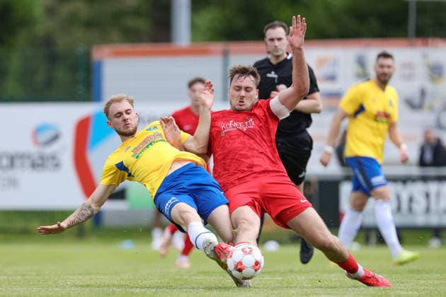 v.li.: Tyler Körting (SV Todesfelde, 25) und Kilian Lammers (Blumenthaler SV, 13) im Zweikampf, Duell, Dynamik, Aktion, Action, Spielszene, 30.05.2026, Todesfelde (Deutschland), Fussball, Aufstiegsrunde Regionalliga Nord, SV Todesfelde - Blumenthaler SV