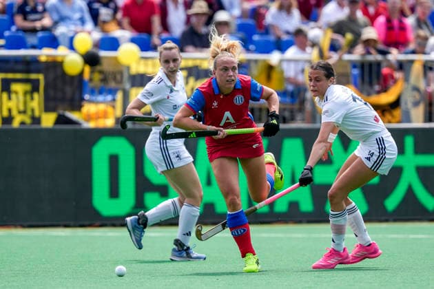 v.li.: Elisa Gräve (DHC, 26), Jette Fleschütz (GTHGC, 28), Selin Oruz (DHC, 14), Zweikampf, Spielszene, Duell, duel, tackle, tackling, Dynamik, Action, Aktion, 30.05.2026, Bonn (Deutschland), Hockey, Deutsche Meisterschaft, Halbfinale, Damen, Großflottbeker THGC - Düsseldorfer HC
